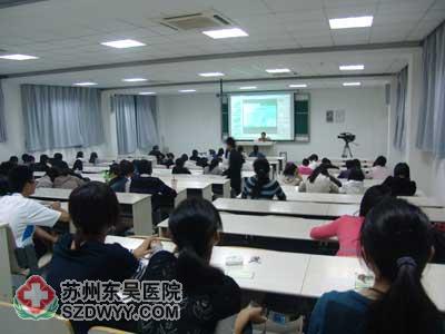 美院的同学们聚精会神的听讲座