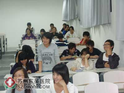 同学们现场提问东吴中西医结合医院医生